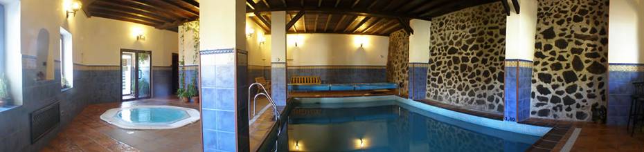 Zona de Aguas con Piscina cubierta climatiza y Jacuzzi® 