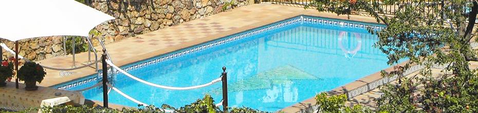 Piscina de verano para adultos y otra para niños. Tambien disponemos de zonas verdes para tomar el sol.