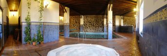 Piscina climatizada con Jacuzzi (Servicio compartido)