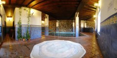 Zona SPA con Jacuzzi hidromasaje profesional, sauna finlandesa y piscina cubierta climatizada